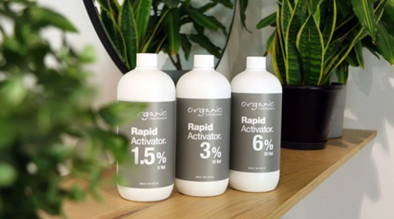 Organic Rapid Activatorit ovat ammattilaiskäyttöön tarkoitettuja hapetteita, jotka nopeuttavat hiusvärin vaikutusaikaa